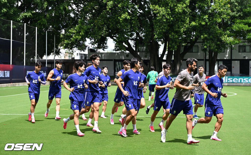 홍명보 감독이 이끄는 대한민국 축구국가대표팀이 20일(한국시각) 멕시코 과달라하라 인근 사포판의 치바스 베르데 바예에서 훈련을 진행했다.한국은 1승 1패, 승점 3으로 멕시코(승점 6)에 이어 조 2위가 됐다. 체코와 남아프리카공화국이 나란히 승점 1에 머물러 있는 만큼 한국은 남아공과 최종전에서 무승부만 거둬도 조 2위를 확보할 수 있다.대한민국 선수들이 러닝 훈련을 하고 있다. 2026.06.20 /sunday@osen.co.kr