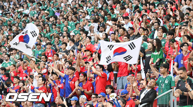 [OSEN=과달라하라(멕시코), 이대선 기자] 홍명보 감독이 이끄는 대한민국 축구대표팀은 19일 오전 10시(이하 한국시간) 멕시코 과달라하라의 에스타디오 과달라하라에서 열린 2026 국제축구연맹(FIFA) 북중미 월드컵 조별리그 A조 2차전에서 멕시코에 0-1로 패했다.이로써 한국은 1승 1패, 승점 3으로 멕시코(승점 6)에 이어 조 2위가 됐다. 체코와 남아프리카공화국이 나란히 승점 1에 머물러 있는 만큼 한국은 남아공과 최종전에서 무승부만 거둬도 조 2위를 확보할 수 있다.대한민국 관중이 열띤 응원을 펼치고 있다. 2026.06.19 /sunday@osen.co.kr
