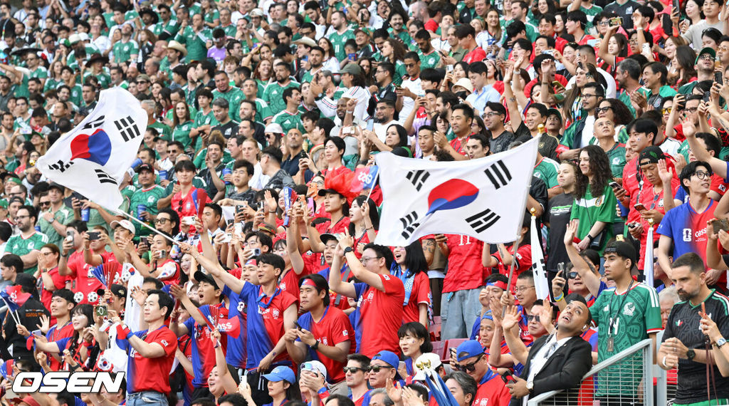 홍명보 감독이 이끄는 대한민국 축구대표팀은 19일 오전 10시(이하 한국시간) 멕시코 과달라하라의 에스타디오 과달라하라에서 열린 2026 국제축구연맹(FIFA) 북중미 월드컵 조별리그 A조 2차전에서 멕시코에 0-1로 패했다.이로써 한국은 1승 1패, 승점 3으로 멕시코(승점 6)에 이어 조 2위가 됐다. 체코와 남아프리카공화국이 나란히 승점 1에 머물러 있는 만큼 한국은 남아공과 최종전에서 무승부만 거둬도 조 2위를 확보할 수 있다.대한민국 관중이 열띤 응원을 펼치고 있다. 2026.06.19 /sunday@osen.co.kr