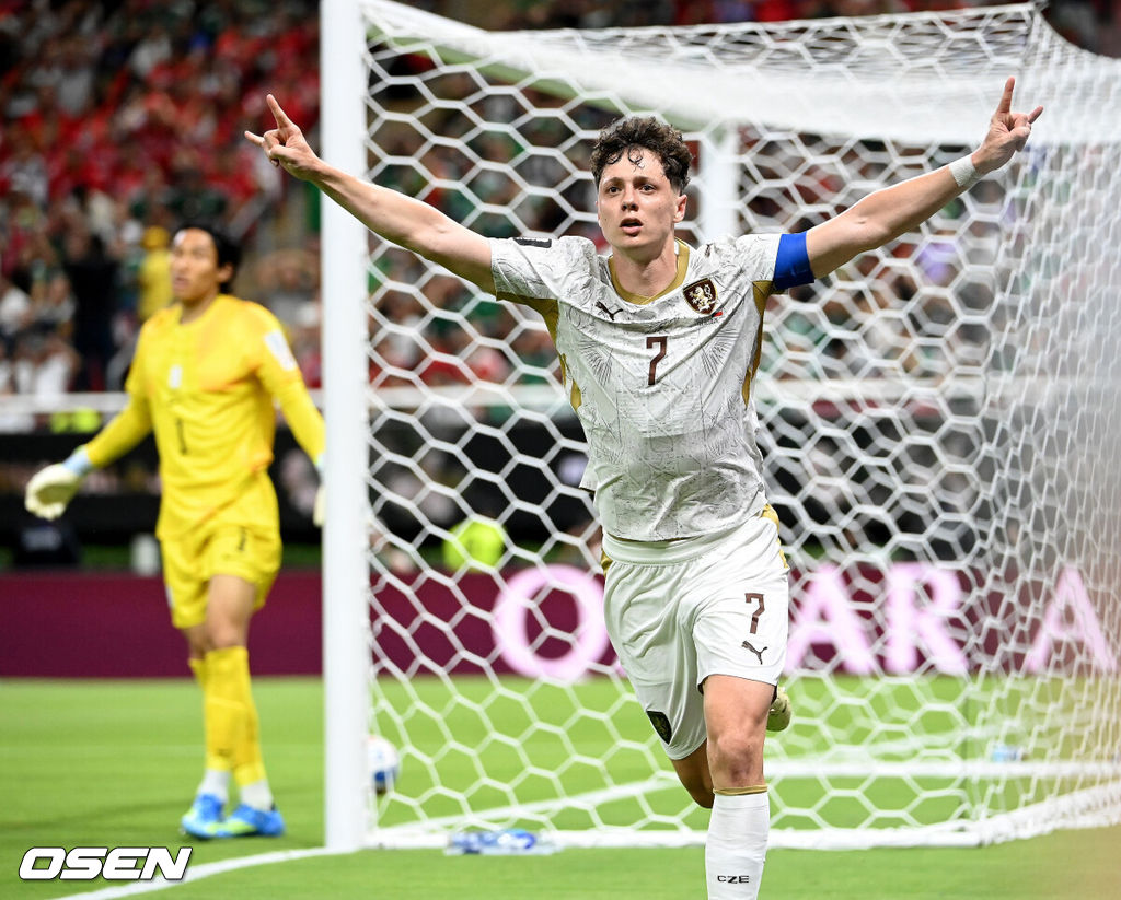  12일 (한국시간) 멕시코 에스타디오 과달라하라에서 2026 국제축구연맹(FIFA) 북중미 월드컵 A조 조별리그 1차전 대한민국과 체코의 경기가 열렸다.대표팀은 체코전을 시작으로 19일 개최국 멕시코와 같은 장소에서 격돌한 뒤, 25일 몬테레이 BBVA 스타디움에서 남아프리카공화국과 최종전을 치른다.후반 크레이치가 선제골을 넣고 기뻐하고 있다.2026.06.12 /sunday@osen.co.kr