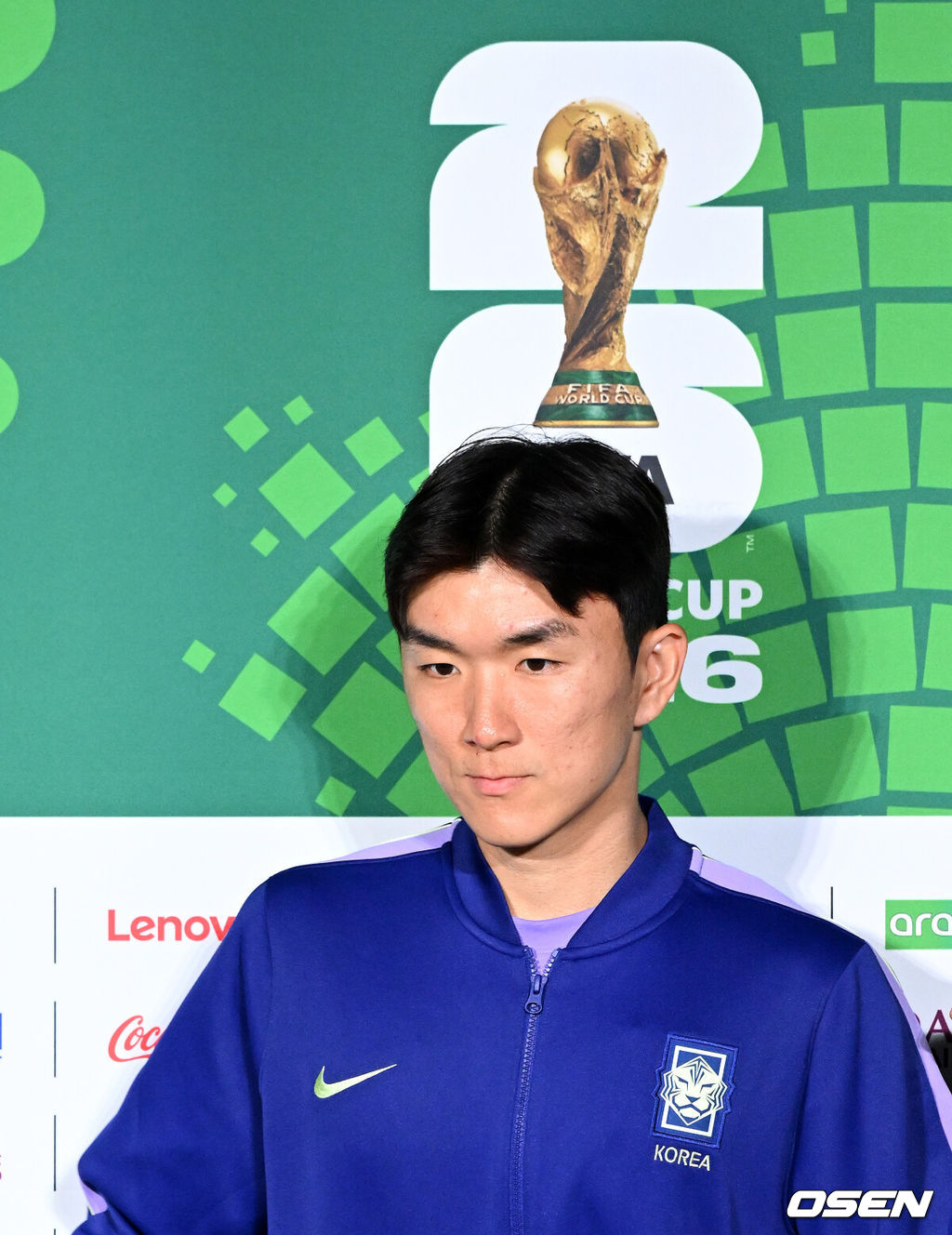 18일(한국시각) 멕시코 멕시코 과달라하라의 에스타디오 과달라하라에서 대한민국 축구국가대표팀 공식 기자회견이 진행됐다.대표팀은 19일 오전 10시(한국시간) 개최국 멕시코를 상대로 A조 조별리그 2차전을 갖는다.황인범이 입장하고 있다. 2026.06.18 /sunday@osen.co.kr