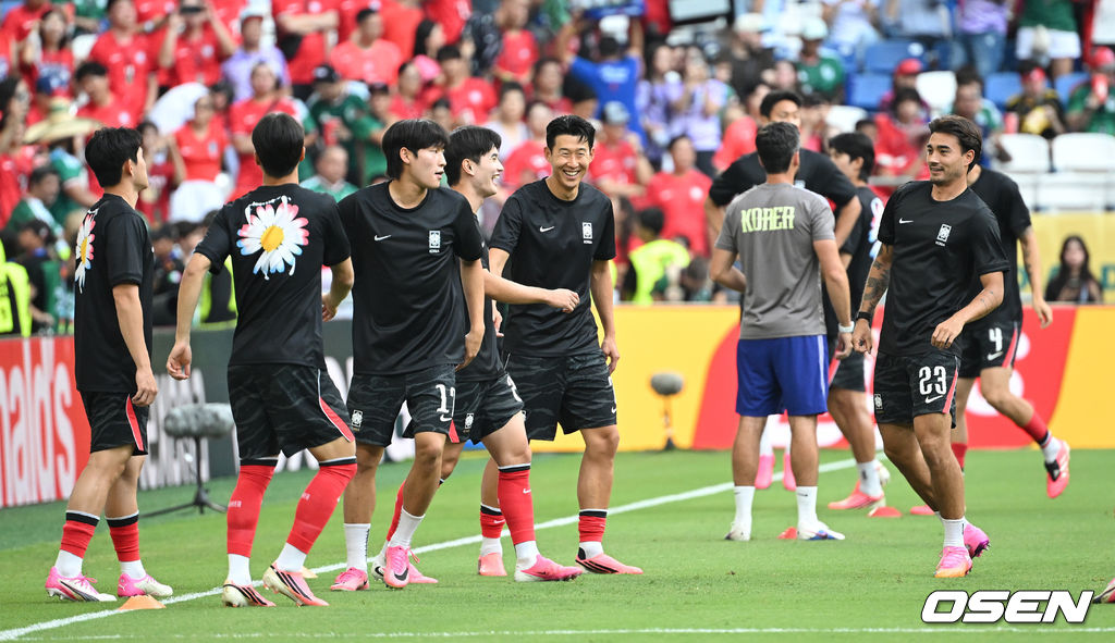 25일(한국시간) 멕시코 누에보레온주 과달루페의 몬테레이 스타디움에서 2026 국제축구연맹(FIFA) 북중미 월드컵 A조 조별리그 3차전 대한민국과 남아프리카공화국의 경기가 열렸다.현재 대한민국은 1승 1패(승점 3)로 조 2위에 올라 있다. 무승부만 거둬도 자력으로 32강 진출이 가능하다. 하지만 대표팀은 경우의 수보다 승리를 목표로 마지막 경기에 나선다. 손흥민이 밝은 표정으로 몸을 풀고 있다.2026.06.25 /sunday@osen.co.kr