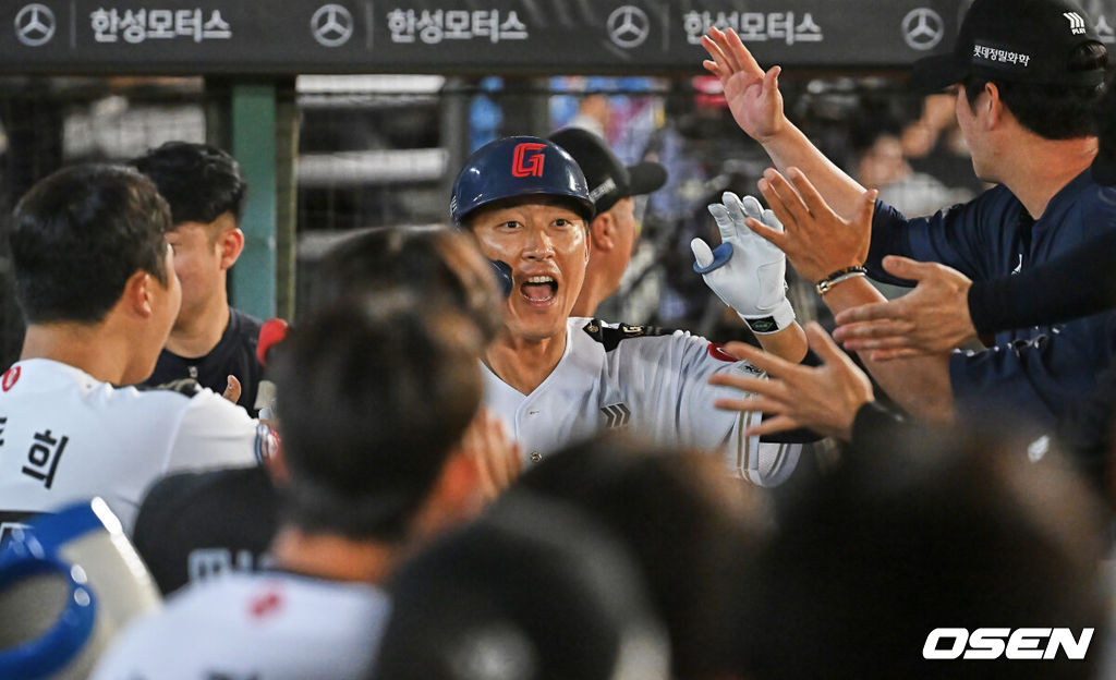 23일 부산 사직야구장에서 2026 신한 SOL KBO 리그 롯데 자이언츠와 NC 다이노스의 경기가 열렸다. 홈팀 롯데는 박세웅이, 방문팀 NC는 라일리가 선발 출전했다.롯데 자이언츠 노진혁이 8회말 우중월 동점 솔로 홈런을 치고 하이파이브를 하고 있다. 2026.06.23 / foto0307@osen.co.kr