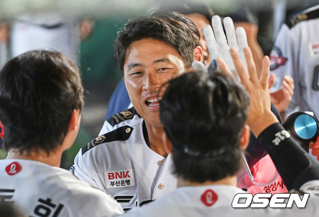 [OSEN=부산, 이석우 기자] 23일 부산 사직야구장에서 2026 신한 SOL KBO 리그 롯데 자이언츠와 NC 다이노스의 경기가 열렸다. 홈팀 롯데는 박세웅이, 방문팀 NC는 라일리가 선발 출전했다.롯데 자이언츠 노진혁이 8회말 우중월 동점 솔로 홈런을 치고 하이파이브를 하고 있다. 2026.06.23 / foto0307@osen.co.kr