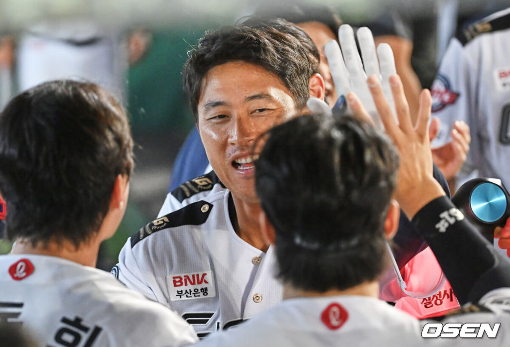 23일 부산 사직야구장에서 2026 신한 SOL KBO 리그 롯데 자이언츠와 NC 다이노스의 경기가 열렸다. 홈팀 롯데는 박세웅이, 방문팀 NC는 라일리가 선발 출전했다.롯데 자이언츠 노진혁이 8회말 우중월 동점 솔로 홈런을 치고 하이파이브를 하고 있다. 2026.06.23 / foto0307@osen.co.kr