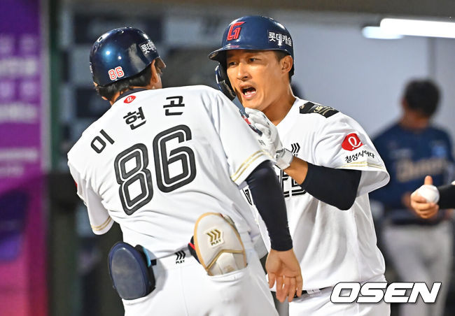 [OSEN=부산, 이석우 기자] 23일 부산 사직야구장에서 2026 신한 SOL KBO 리그 롯데 자이언츠와 NC 다이노스의 경기가 열렸다. 홈팀 롯데는 박세웅이, 방문팀 NC는 라일리가 선발 출전했다.롯데 자이언츠 노진혁이 8회말 우중월 동점 솔로 홈런을 치고 하이파이브를 하고 있다. 2026.06.23 / foto0307@osen.co.kr