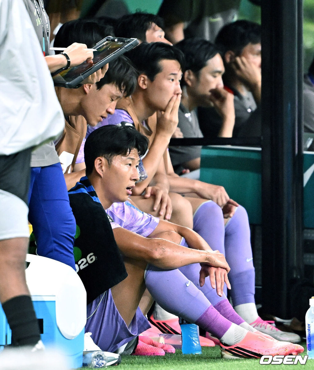 홍명보 감독이 이끄는 대한민국 축구대표팀은 19일 오전 10시(이하 한국시간) 멕시코 과달라하라의 에스타디오 과달라하라에서 열린 2026 국제축구연맹(FIFA) 북중미 월드컵 조별리그 A조 2차전에서 멕시코에 0-1로 패했다.이로써 한국은 1승 1패, 승점 3으로 멕시코(승점 6)에 이어 조 2위가 됐다. 체코와 남아프리카공화국이 나란히 승점 1에 머물러 있는 만큼 한국은 남아공과 최종전에서 무승부만 거둬도 조 2위를 확보할 수 있다.후반 대한민국 손흥민이 교체 후 벤치에서 경기를 바라보고 있다. 2026.06.19 /sunday@osen.co.kr