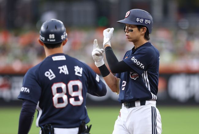 24일 대전 한화생명 볼파크에서 ‘2026 신한 SOL Bank KBO리그’ 두산 베어스와 한화 이글스의 경기가 열렸다. 김민석이 3회초 안타를 날린 뒤 세리머니를 하고 있다. 두산 베어스 제공