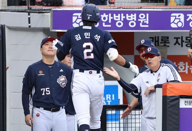 24일 대전 한화생명 볼파크에서 ‘2026 신한 SOL Bank KBO리그’ 두산 베어스와 한화 이글스의 경기가 열렸다. 김민석이 2회초 선두타자로 나서 솔로 홈런을 날린 뒤 김원형 감독과 하이파이브를 하고 있다. 두산 베어스 제공