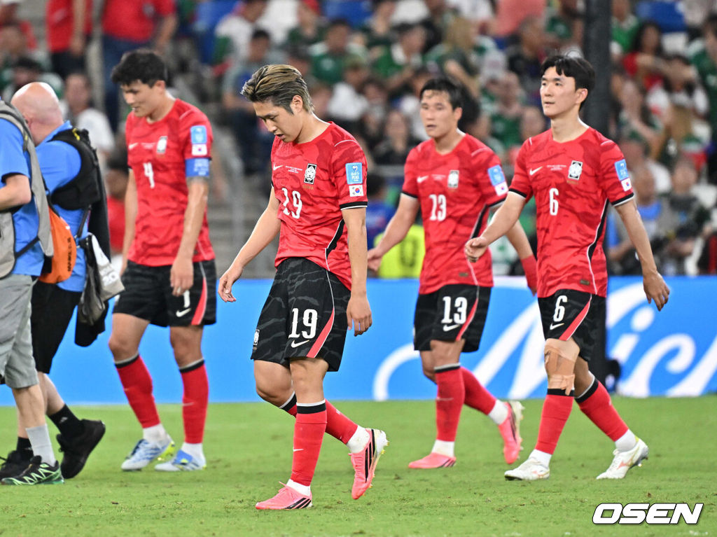 25일(한국시간) 멕시코 누에보레온주 과달루페의 몬테레이 스타디움에서 2026 국제축구연맹(FIFA) 북중미 월드컵 A조 조별리그 3차전 대한민국과 남아프리카공화국의 경기가 열렸다.현재 대한민국은 1승 1패(승점 3)로 조 2위에 올라 있다. 무승부만 거둬도 자력으로 32강 진출이 가능하다. 하지만 대표팀은 경우의 수보다 승리를 목표로 마지막 경기에 나선다.전반전 종류후 이강인이 아쉬운 표정을 짓고 있다.2026.06.25 /sunday@osen.co.kr