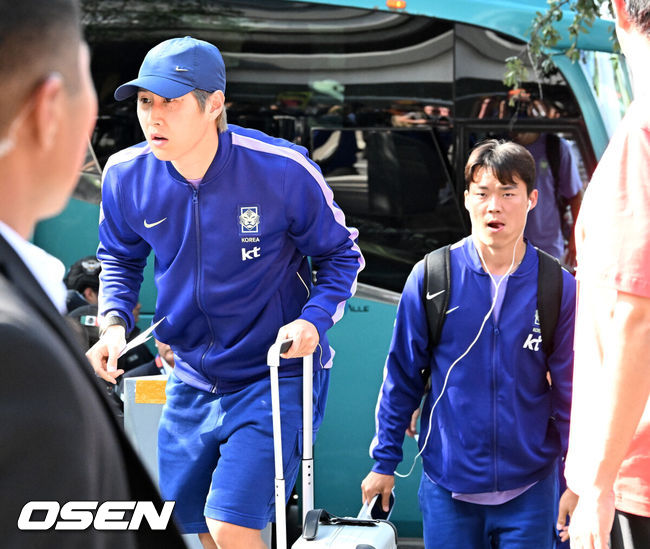 [OSEN=몬테레이(멕시코), 이대선 기자] 홍명보 감독이 이끄는 대한민국 축구대표팀이 22일(한국시간) 멕시코 몬테레이에 입성했다.대한민국 축구대표팀은 오는 25일 오전 10시 멕시코 몬테레이 스타디움에서 남아프리카공화국을 상대로 2026 국제축구연맹(FIFA) 북중미 월드컵 조별리그 A조 최종 3차전을 치른다. 대한민국 이강인, 오현규가 대표팀 숙소로 향하고 있다. 20206.06.22 /sunday@osen.co.kr