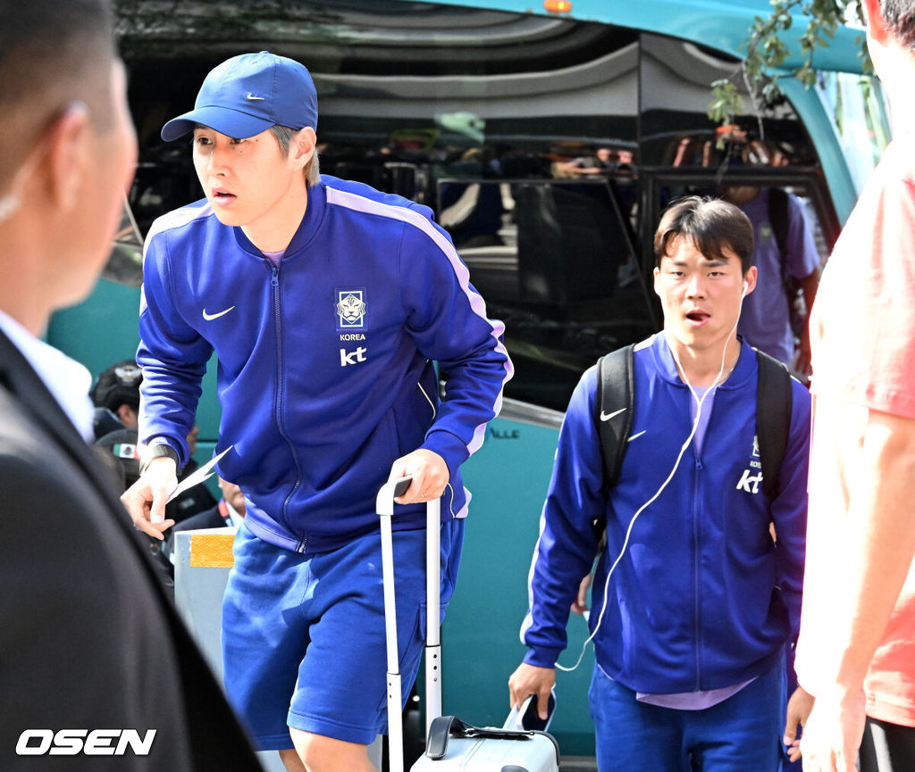 홍명보 감독이 이끄는 대한민국 축구대표팀이 22일(한국시간) 멕시코 몬테레이에 입성했다.대한민국 축구대표팀은 오는 25일 오전 10시 멕시코 몬테레이 스타디움에서 남아프리카공화국을 상대로 2026 국제축구연맹(FIFA) 북중미 월드컵 조별리그 A조 최종 3차전을 치른다. 대한민국 이강인, 오현규가 대표팀 숙소로 향하고 있다. 20206.06.22 /sunday@osen.co.kr