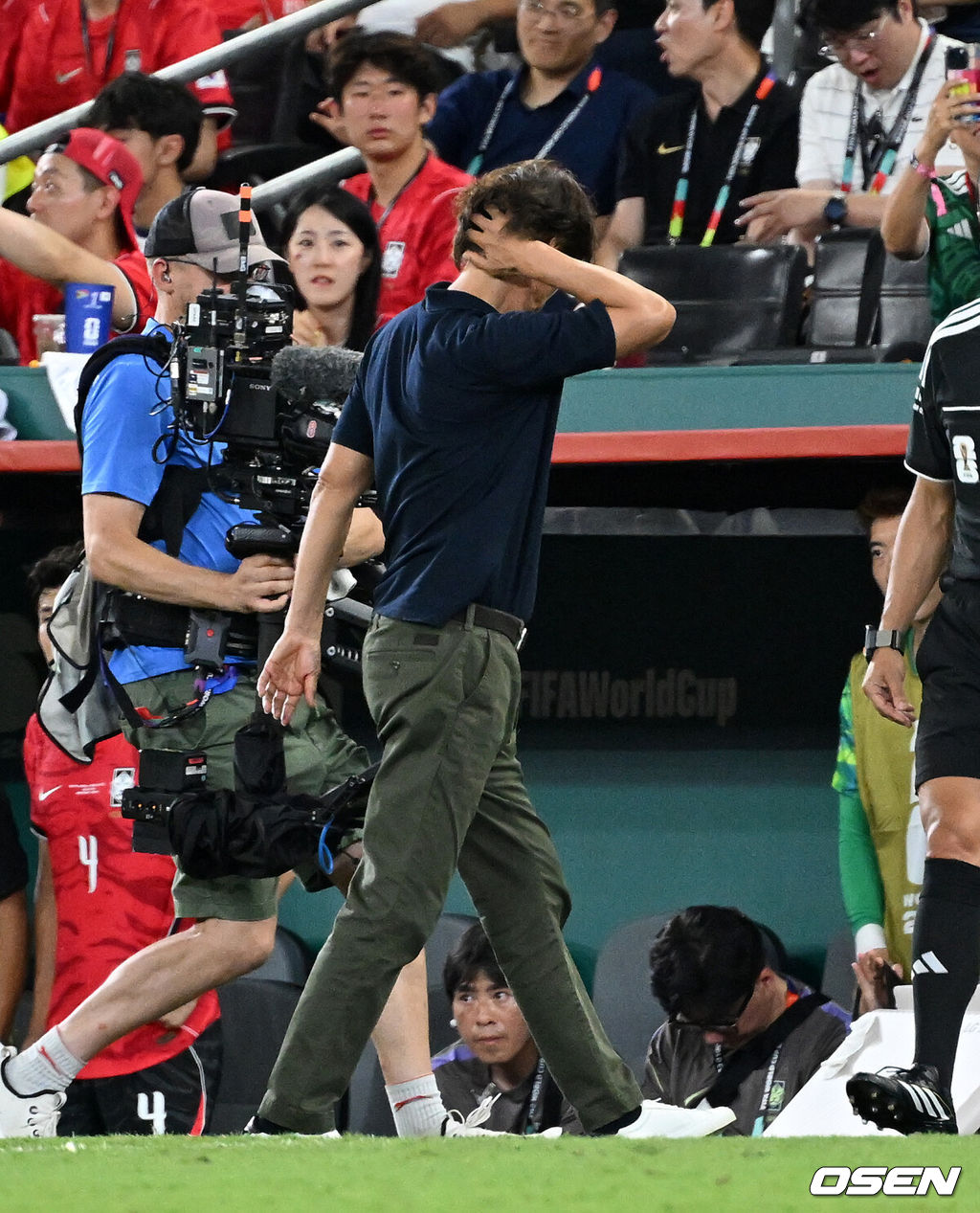 홍명보 감독이 이끄는 대한민국 축구대표팀은 25일(이하 한국시간) 오전 10시 멕시코 몬테레이 스타디움에서 개최된 2026 국제축구연맹(FIFA) 북중미 월드컵 조별리그 A조 최종전에서 남아프리카공화국에게 0-1 충격패를 당했다. 1승2패가 된 한국은 A조 3위로 밀리며 32강 자력진출에 실패했다. 한국은 나머지 조들의 상황을 따져보고 32강에 진출할 가능성은 남아있다. 1승1무1패의 남아공이 2위로 32강 진출을 확정지었다. 경기 종료 후 대한민국 홍명보 감독이 패배에 아쉬워하고 있다. 2026.06.25 /sunday@osen.co.kr