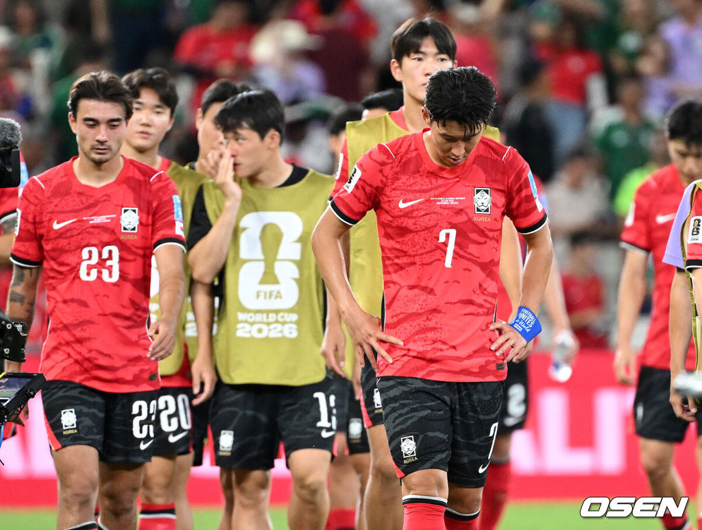 홍명보 감독이 이끄는 대한민국 축구대표팀은 25일(이하 한국시간) 오전 10시 멕시코 몬테레이 스타디움에서 개최된 2026 국제축구연맹(FIFA) 북중미 월드컵 조별리그 A조 최종전에서 남아프리카공화국에게 0-1 충격패를 당했다. 1승2패가 된 한국은 A조 3위로 밀리며 32강 자력진출에 실패했다. 한국은 나머지 조들의 상황을 따져보고 32강에 진출할 가능성은 남아있다. 1승1무1패의 남아공이 2위로 32강 진출을 확정지었다. 경기 종료 후 대한민국 손흥민이 패배에 아쉬워하고 있다. 2026.06.25 /sunday@osen.co.kr
