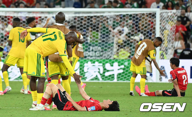 [OSEN=몬테레이(멕시코), 이대선 기자] 홍명보 감독이 이끄는 대한민국 축구대표팀은 25일(이하 한국시간) 오전 10시 멕시코 몬테레이 스타디움에서 개최된 2026 국제축구연맹(FIFA) 북중미 월드컵 조별리그 A조 최종전에서 남아프리카공화국에게 0-1 충격패를 당했다.&nbsp;1승2패가 된 한국은 A조 3위로 밀리며 32강 자력진출에 실패했다. 한국은 나머지 조들의 상황을 따져보고 32강에 진출할 가능성은 남아있다. 1승1무1패의 남아공이 2위로 32강 진출을 확정지었다.&nbsp;경기 종료 후 남아공 선수들이 그라운드에 누워있는 대한민국 선수들을 일으켜주고 있다. 2026.06.25 /sunday@osen.co.kr