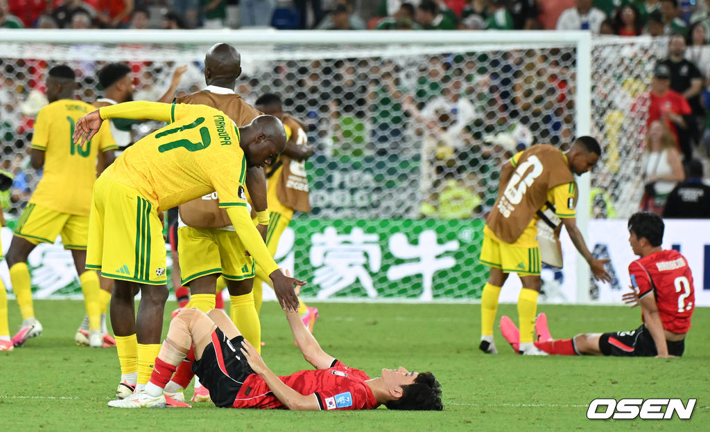 홍명보 감독이 이끄는 대한민국 축구대표팀은 25일(이하 한국시간) 오전 10시 멕시코 몬테레이 스타디움에서 개최된 2026 국제축구연맹(FIFA) 북중미 월드컵 조별리그 A조 최종전에서 남아프리카공화국에게 0-1 충격패를 당했다. 1승2패가 된 한국은 A조 3위로 밀리며 32강 자력진출에 실패했다. 한국은 나머지 조들의 상황을 따져보고 32강에 진출할 가능성은 남아있다. 1승1무1패의 남아공이 2위로 32강 진출을 확정지었다. 경기 종료 후 남아공 선수들이 그라운드에 누워있는 대한민국 선수들을 일으켜주고 있다. 2026.06.25 /sunday@osen.co.kr