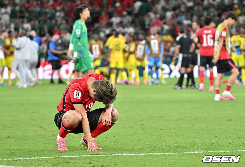 홍명보 감독이 이끄는 대한민국 축구대표팀은 25일(이하 한국시간) 오전 10시 멕시코 몬테레이 스타디움에서 개최된 2026 국제축구연맹(FIFA) 북중미 월드컵 조별리그 A조 최종전에서 남아프리카공화국에게 0-1 충격패를 당했다. 1승2패가 된 한국은 A조 3위로 밀리며 32강 자력진출에 실패했다. 한국은 나머지 조들의 상황을 따져보고 32강에 진출할 가능성은 남아있다. 1승1무1패의 남아공이 2위로 32강 진출을 확정지었다. 경기 종료 후 대한민국 이강인이 패배에 아쉬워하고 있다. 2026.06.25 /sunday@osen.co.kr
