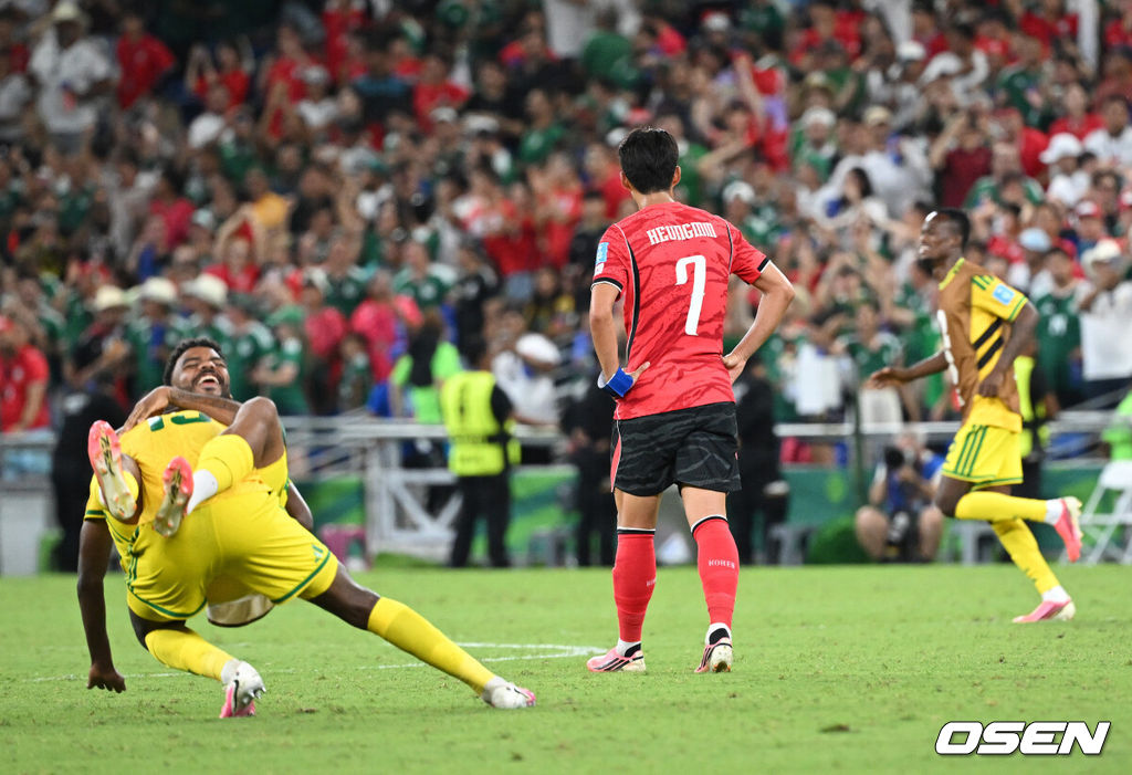 홍명보 감독이 이끄는 대한민국 축구대표팀은 25일(이하 한국시간) 오전 10시 멕시코 몬테레이 스타디움에서 개최된 2026 국제축구연맹(FIFA) 북중미 월드컵 조별리그 A조 최종전에서 남아프리카공화국에게 0-1 충격패를 당했다. 1승2패가 된 한국은 A조 3위로 밀리며 32강 자력진출에 실패했다. 한국은 나머지 조들의 상황을 따져보고 32강에 진출할 가능성은 남아있다. 1승1무1패의 남아공이 2위로 32강 진출을 확정지었다. 경기 종료 후 대한민국 손흥민이 패배에 아쉬워하고 있다. 2026.06.25 /sunday@osen.co.kr
