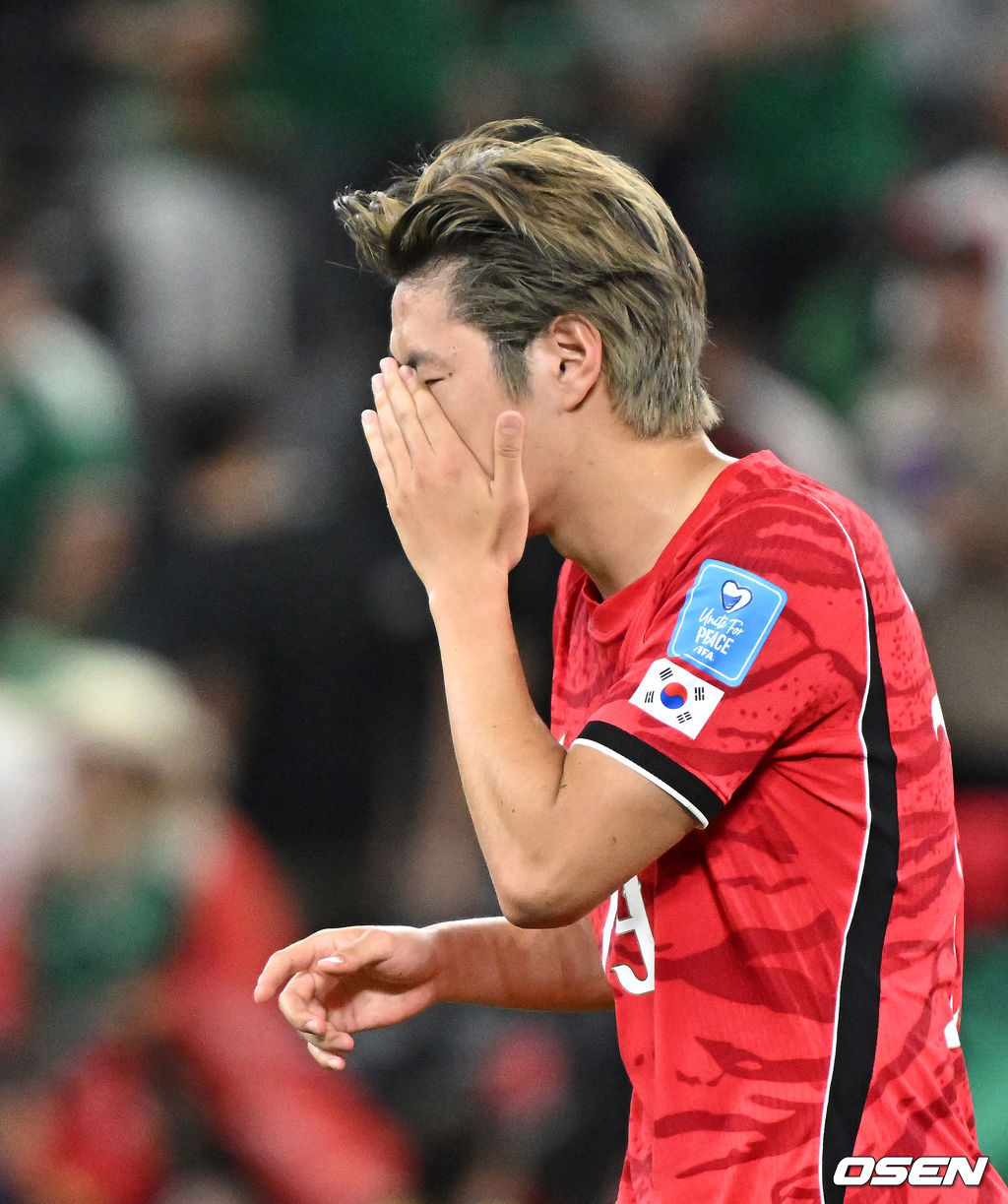 홍명보 감독이 이끄는 대한민국 축구대표팀은 25일(이하 한국시간) 오전 10시 멕시코 몬테레이 스타디움에서 개최된 2026 국제축구연맹(FIFA) 북중미 월드컵 조별리그 A조 최종전에서 남아프리카공화국에게 0-1 충격패를 당했다. 1승2패가 된 한국은 A조 3위로 밀리며 32강 자력진출에 실패했다. 한국은 나머지 조들의 상황을 따져보고 32강에 진출할 가능성은 남아있다. 1승1무1패의 남아공이 2위로 32강 진출을 확정지었다. 경기 종료 후 대한민국 이강인이 패배에 아쉬워하고 있다. 2026.06.25 /sunday@osen.co.kr