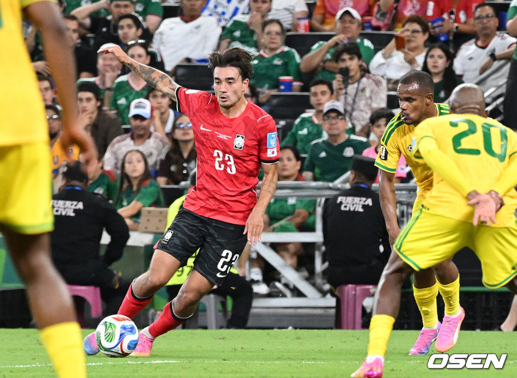 홍명보 감독이 이끄는 대한민국 축구대표팀은 25일(이하 한국시간) 오전 10시 멕시코 몬테레이 스타디움에서 개최된 2026 국제축구연맹(FIFA) 북중미 월드컵 조별리그 A조 최종전에서 남아프리카공화국에게 0-1 충격패를 당했다. 1승2패가 된 한국은 A조 3위로 밀리며 32강 자력진출에 실패했다. 한국은 나머지 조들의 상황을 따져보고 32강에 진출할 가능성은 남아있다. 1승1무1패의 남아공이 2위로 32강 진출을 확정지었다. 후반 대한민국 옌스가 드리블 돌파를 시도하고 있다. 2026.06.25 /sunday@osen.co.kr