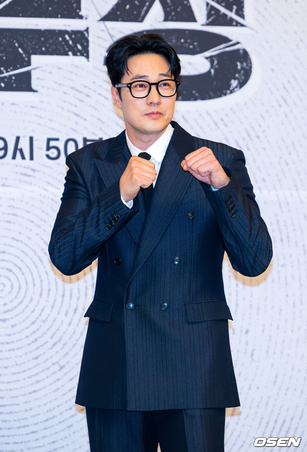 25일 오후 서울 양천구 목동 SBS 방송센터 SBS홀에서 SBS 새 금토드라마 '김부장' 제작발표회가 열렸다.오는 26일 첫 방송 되는 ‘김부장’은 세상 가장 평범한 아빠가 하나뿐인 딸을 되찾기 위해 세상에서 가장 위험한 남자가 돼 싸우는 복수 액션극이다. 소지섭, 최대훈, 윤경호, 손나은, 김성규 등 화려한 출연진으로 관심을 모으고 있다.배우 소지섭이 입장하며 포즈를 취하고 있다. 2026.06.25 / rumi@osen.co.kr