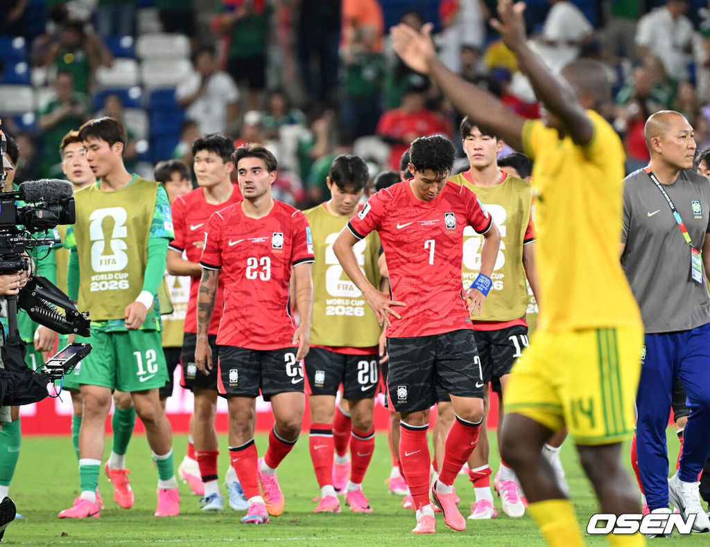 홍명보 감독이 이끄는 대한민국 축구대표팀은 25일(이하 한국시간) 오전 10시 멕시코 몬테레이 스타디움에서 개최된 2026 국제축구연맹(FIFA) 북중미 월드컵 조별리그 A조 최종전에서 남아프리카공화국에게 0-1 충격패를 당했다. 1승2패가 된 한국은 A조 3위로 밀리며 32강 자력진출에 실패했다. 한국은 나머지 조들의 상황을 따져보고 32강에 진출할 가능성은 남아있다. 1승1무1패의 남아공이 2위로 32강 진출을 확정지었다. 경기 종료 후 대한민국 선수들이 패배에 아쉬워하고 있다. 2026.06.25 /sunday@osen.co.kr
