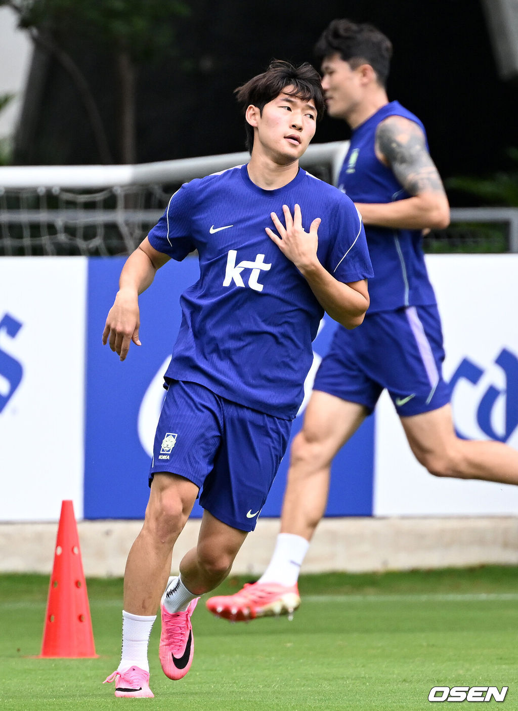 홍명보 감독이 이끄는 대한민국 축구국가대표팀이 16일(한국시각) 멕시코 과달라하라 인근 사포판의 치바스 베르데 바예에서 훈련을 진행했다.대표팀은 전날 A조 1차전에서 체코를 상대로 2-1 역전승을 거뒀다. 남아프리카공화국을 2-0으로 제압한 개최국 멕시코에 이은 조 2위다.대한민국 배준호가 훈련을 하고 있다. 2026.06.16 /sunday@osen.co.kr