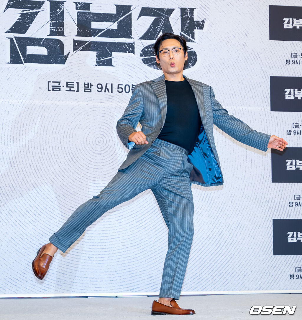 25일 오후 서울 양천구 목동 SBS 방송센터 SBS홀에서 SBS 새 금토드라마 '김부장' 제작발표회가 열렸다.오는 26일 첫 방송 되는 ‘김부장’은 세상 가장 평범한 아빠가 하나뿐인 딸을 되찾기 위해 세상에서 가장 위험한 남자가 돼 싸우는 복수 액션극이다. 소지섭, 최대훈, 윤경호, 손나은, 김성규 등 화려한 출연진으로 관심을 모으고 있다.배우 최대훈이 포즈를 취하고 있다. 2026.06.25 / rumi@osen.co.kr