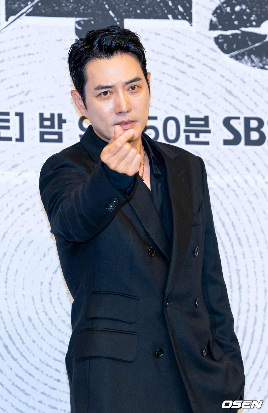 25일 오후 서울 양천구 목동 SBS 방송센터 SBS홀에서 SBS 새 금토드라마 '김부장' 제작발표회가 열렸다.오는 26일 첫 방송 되는 ‘김부장’은 세상 가장 평범한 아빠가 하나뿐인 딸을 되찾기 위해 세상에서 가장 위험한 남자가 돼 싸우는 복수 액션극이다. 소지섭, 최대훈, 윤경호, 손나은, 김성규 등 화려한 출연진으로 관심을 모으고 있다.배우 주상욱이 포즈를 취하고 있다. 2026.06.25 / rumi@osen.co.kr