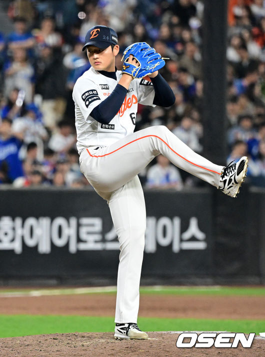 [OSEN=대전, 지형준 기자] 15일 대전 한화생명 볼파크에서 2026 신한 SOL KBO리그 한화 이글스와 삼성 라이온즈의 경기가 열렸다.4연패 중인 한화는 윌켈 에르난데스, 5연승을 노리는 삼성은 양창섭이 선발로 나섰다.&nbsp;7회초 한화 강건우가 역투하고 있다. 2026.04.15&nbsp;/ jpnews@osen.co.kr