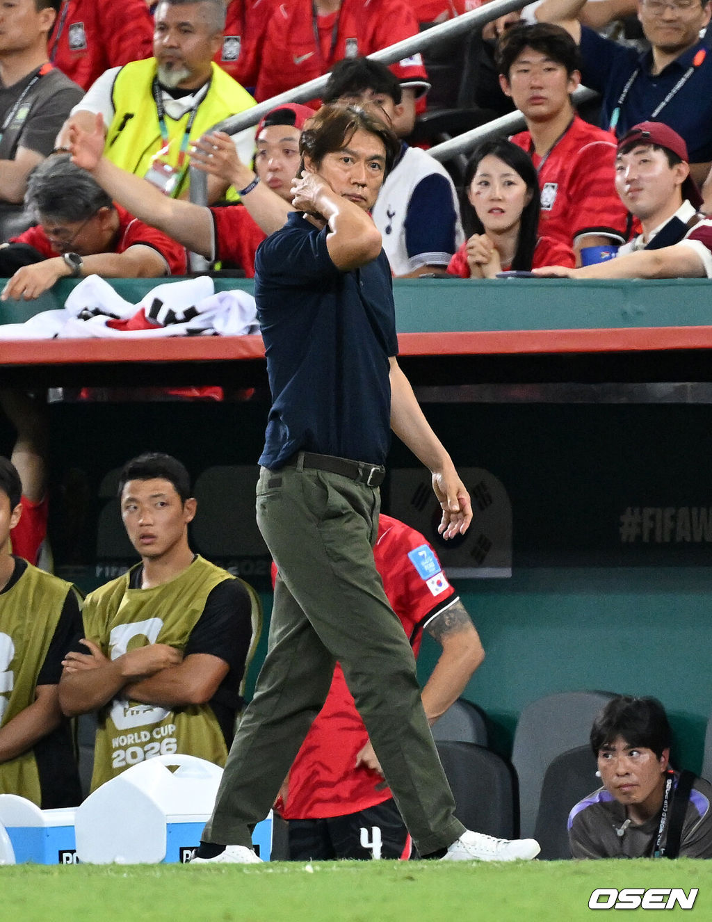 홍명보 감독이 이끄는 대한민국 축구대표팀은 25일(이하 한국시간) 오전 10시 멕시코 몬테레이 스타디움에서 개최된 2026 국제축구연맹(FIFA) 북중미 월드컵 조별리그 A조 최종전에서 남아프리카공화국에게 0-1 충격패를 당했다. 1승2패가 된 한국은 A조 3위로 밀리며 32강 자력진출에 실패했다. 한국은 나머지 조들의 상황을 따져보고 32강에 진출할 가능성은 남아있다. 1승1무1패의 남아공이 2위로 32강 진출을 확정지었다. 경기 종료 후 대한민국 홍명보 감독이 패배에 아쉬워하고 있다. 2026.06.25 /sunday@osen.co.kr