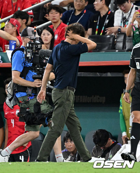 [OSEN=몬테레이(멕시코), 이대선 기자] 홍명보 감독이 이끄는 대한민국 축구대표팀은 25일(이하 한국시간) 오전 10시 멕시코 몬테레이 스타디움에서 개최된 2026 국제축구연맹(FIFA) 북중미 월드컵 조별리그 A조 최종전에서 남아프리카공화국에게 0-1 충격패를 당했다.&nbsp;1승2패가 된 한국은 A조 3위로 밀리며 32강 자력진출에 실패했다. 한국은 나머지 조들의 상황을 따져보고 32강에 진출할 가능성은 남아있다. 1승1무1패의 남아공이 2위로 32강 진출을 확정지었다.&nbsp;경기 종료 후 대한민국 홍명보 감독이 패배에 아쉬워하고 있다. 2026.06.25 /sunday@osen.co.kr