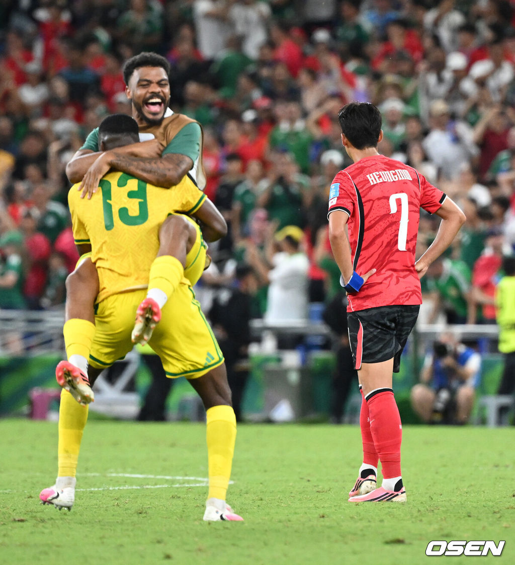 홍명보 감독이 이끄는 대한민국 축구대표팀은 25일(이하 한국시간) 오전 10시 멕시코 몬테레이 스타디움에서 개최된 2026 국제축구연맹(FIFA) 북중미 월드컵 조별리그 A조 최종전에서 남아프리카공화국에게 0-1 충격패를 당했다. 1승2패가 된 한국은 A조 3위로 밀리며 32강 자력진출에 실패했다. 한국은 나머지 조들의 상황을 따져보고 32강에 진출할 가능성은 남아있다. 1승1무1패의 남아공이 2위로 32강 진출을 확정지었다. 경기 종료 후 대한민국 손흥민이 패배에 아쉬워하고 있다. 2026.06.25 /sunday@osen.co.kr