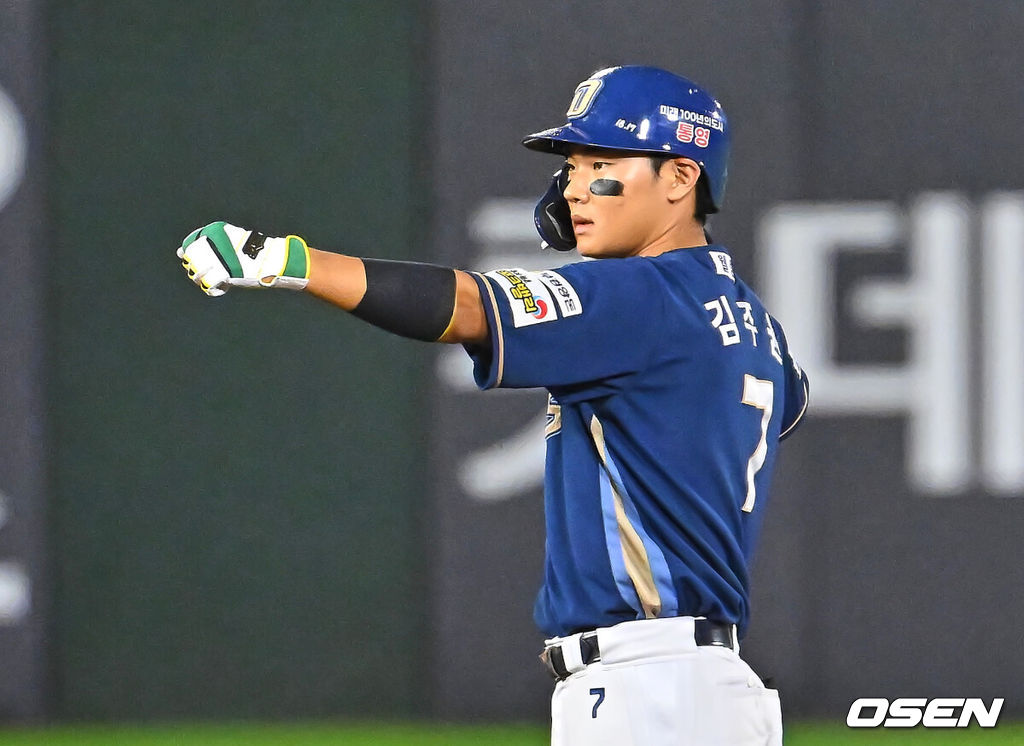 24일 부산 사직야구장에서 2026 신한 SOL KBO 리그 롯데 자이언츠와 NC 다이노스의 경기가 열렸다. 홈팀 롯데는 로드리게스가, 방문팀 NC는 테일러가 선발 출전했다.NC 다이노스 김주원이 8회초 1사 2루 우익수 앞 1타점 안타를 치고 세리머니를 하고 있다. 2026.06.24 / foto0307@osen.co.kr