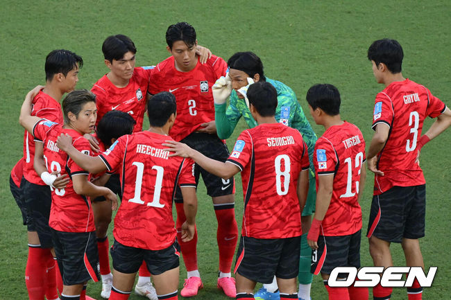 [OSEN=몬테레이(멕시코), 이대선 기자] 25일(한국시간) 멕시코 누에보레온주 과달루페의 몬테레이 스타디움에서 2026 국제축구연맹(FIFA) 북중미 월드컵 A조 조별리그 3차전 대한민국과 남아프리카공화국의 경기가 열렸다.현재 대한민국은 1승 1패(승점 3)로 조 2위에 올라 있다. 무승부만 거둬도 자력으로 32강 진출이 가능하다. 하지만 대표팀은 경우의 수보다 승리를 목표로 마지막 경기에 나선다.태극전사들이 미팅을 하고 있다.2026.06.25 /sunday@osen.co.kr