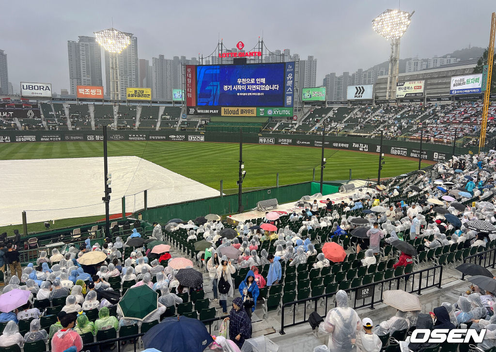 25일 부산 사직야구장에서 2026 신한 SOL KBO 리그 롯데 자이언츠와 NC 다이노스의 경기가 열린다. 홈팀 롯데는 이민석이, 방문팀 NC는 토다가 선발 출전한다.경기 직전 많은 비가 내리자 우천 지연을 알리고 있다. 2026.06.25 / foto0307@osen.co.kr