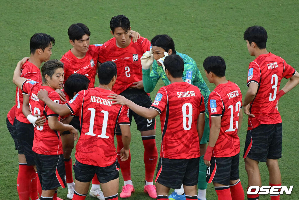 25일(한국시간) 멕시코 누에보레온주 과달루페의 몬테레이 스타디움에서 2026 국제축구연맹(FIFA) 북중미 월드컵 A조 조별리그 3차전 대한민국과 남아프리카공화국의 경기가 열렸다.현재 대한민국은 1승 1패(승점 3)로 조 2위에 올라 있다. 무승부만 거둬도 자력으로 32강 진출이 가능하다. 하지만 대표팀은 경우의 수보다 승리를 목표로 마지막 경기에 나선다.태극전사들이 미팅을 하고 있다.2026.06.25 /sunday@osen.co.kr