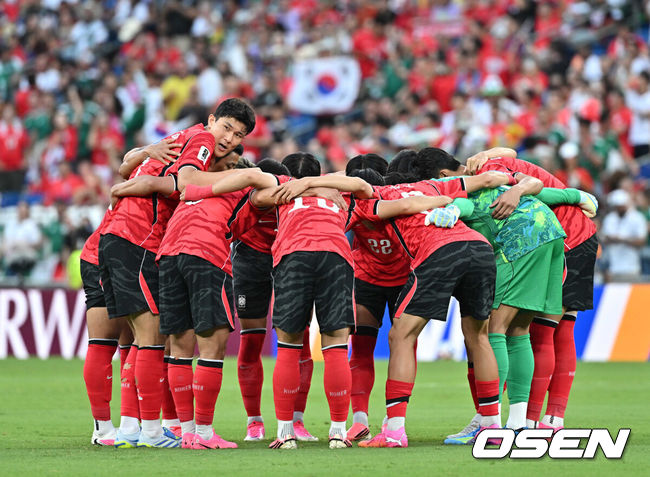 [OSEN=몬테레이(멕시코), 이대선 기자] 25일(한국시간) 멕시코 누에보레온주 과달루페의 몬테레이 스타디움에서 2026 국제축구연맹(FIFA) 북중미 월드컵 A조 조별리그 3차전 대한민국과 남아프리카공화국의 경기가 열렸다.현재 대한민국은 1승 1패(승점 3)로 조 2위에 올라 있다. 무승부만 거둬도 자력으로 32강 진출이 가능하다. 하지만 대표팀은 경우의 수보다 승리를 목표로 마지막 경기에 나선다.태극전사들이 경기 전 세리머니를 하고 있다.2026.06.25 /sunday@osen.co.kr