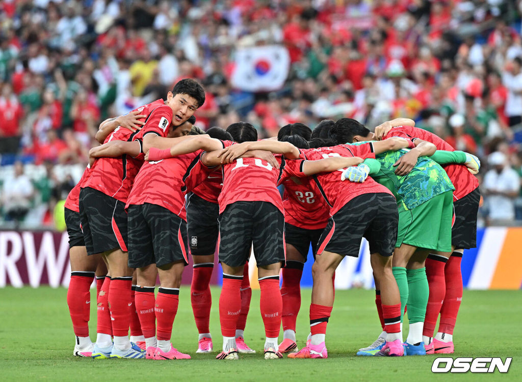 25일(한국시간) 멕시코 누에보레온주 과달루페의 몬테레이 스타디움에서 2026 국제축구연맹(FIFA) 북중미 월드컵 A조 조별리그 3차전 대한민국과 남아프리카공화국의 경기가 열렸다.현재 대한민국은 1승 1패(승점 3)로 조 2위에 올라 있다. 무승부만 거둬도 자력으로 32강 진출이 가능하다. 하지만 대표팀은 경우의 수보다 승리를 목표로 마지막 경기에 나선다.태극전사들이 경기 전 세리머니를 하고 있다.2026.06.25 /sunday@osen.co.kr