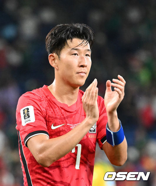 [OSEN=몬테레이(멕시코), 이대선 기자] 홍명보 감독이 이끄는 대한민국 축구대표팀은 25일(이하 한국시간) 오전 10시 멕시코 몬테레이 스타디움에서 개최된 2026 국제축구연맹(FIFA) 북중미 월드컵 조별리그 A조 최종전에서 남아프리카공화국에게 0-1 충격패를 당했다.&nbsp;1승2패가 된 한국은 A조 3위로 밀리며 32강 자력진출에 실패했다. 한국은 나머지 조들의 상황을 따져보고 32강에 진출할 가능성은 남아있다. 1승1무1패의 남아공이 2위로 32강 진출을 확정지었다.&nbsp;경기 종료 후 대한민국 손흥민이 관중석을 향해 인사를 하고 있다. 2026.06.25 /sunday@osen.co.kr