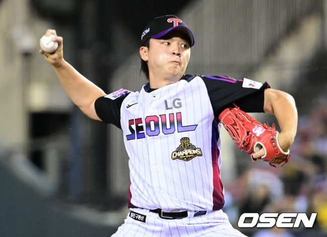 [OSEN=잠실, 조은정 기자]22일 서울 잠실야구장에서 ‘2026 신한 SOL Bank KBO리그’ LG 트윈스와 키움 히어로즈의 경기가 열렸다. 홈팀 LG는 이정용, 방문팀 키움은 로젠버그를 선발로 내세웠다. 9회초 LG 이민호가 역투하고 있다. 2026.05.22 /cej@osen.co.kr