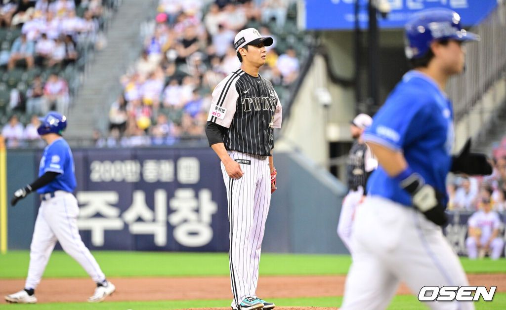 25일 서울 잠실야구장에서 ‘2026 신한 SOL Bank KBO리그’ LG 트윈스와 삼성 라이온즈의 경기가 열렸다.홈팀 LG는 이정용, 방문팀 삼성은 아리엘 후라도를 선발로 내세웠다.2회초 2사 만루 상황 삼성 류지혁에게 밀어내기 볼넷을 내준 LG 선발 이정용이 아쉬워하고 있다. 2026.06.25 / dreamer@osen.co.kr