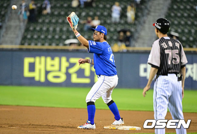 [OSEN=잠실, 최규한 기자] 25일 서울 잠실야구장에서 ‘2026 신한 SOL Bank KBO리그’ LG 트윈스와 삼성 라이온즈의 경기가 열렸다.홈팀 LG는 이정용, 방문팀 삼성은 아리엘 후라도를 선발로 내세웠다.8회말 2사 1, 2루 상황 LG 홍창기의 내야 땅볼 때 삼성 1루수 강민호가 포구해 타자 주자를 포스아웃 시키고 있다. 2026.06.25 / dreamer@osen.co.kr