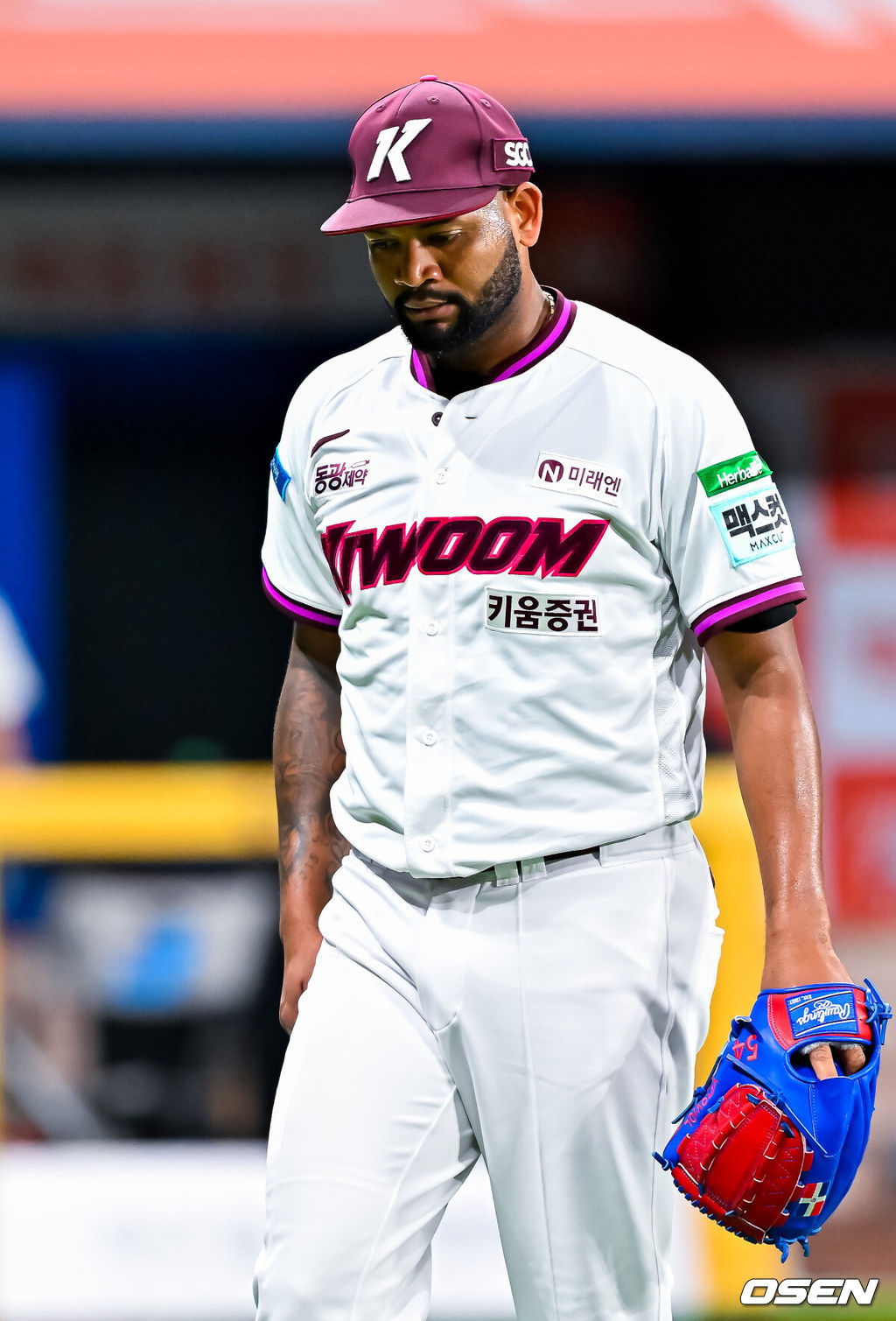 25일 서울 고척스카이돔에서 2026 신한 SOL Bank KBO리그 키움 히어로즈와 KIA 타이거즈의 경기가 열렸다.이날 키움은 알칸타라, KIA는 네일을 선발로 내세웠다.4회초를 마친 키움 선발 알칸타라가 덕아웃으로 향하며 고개를 떨구고 있다. 2026.06.25 / rumi@osen.co.kr