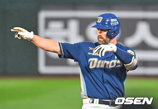 [OSEN=부산, 이석우 기자] 25일 부산 사직야구장에서 2026 신한 SOL KBO 리그 롯데 자이언츠와 NC 다이노스의 경기가 열렸다. 홈팀 롯데는 이민석이, 방문팀 NC는 토다가 선발 출전했다.NC 다이노스 데이비슨이 1회말 2사 만루 중견수 왼쪽 2타점 안타를 치고 세리머니를 하고 있다. 2026.06.25 / foto0307@osen.co.kr