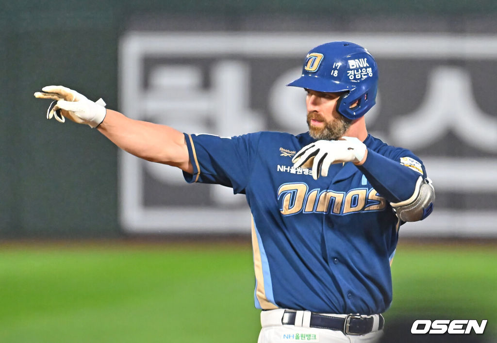 25일 부산 사직야구장에서 2026 신한 SOL KBO 리그 롯데 자이언츠와 NC 다이노스의 경기가 열렸다. 홈팀 롯데는 이민석이, 방문팀 NC는 토다가 선발 출전했다.NC 다이노스 데이비슨이 1회말 2사 만루 중견수 왼쪽 2타점 안타를 치고 세리머니를 하고 있다. 2026.06.25 / foto0307@osen.co.kr