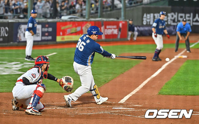 [OSEN=부산, 이석우 기자] 25일 부산 사직야구장에서 2026 신한 SOL KBO 리그 롯데 자이언츠와 NC 다이노스의 경기가 열렸다. 홈팀 롯데는 이민석이, 방문팀 NC는 토다가 선발 출전했다.NC 다이노스 권희동이 3회초 무사 2,3루 좌익수 앞 2타점 안타를 치고 있다. 2026.06.25 / foto0307@osen.co.kr
