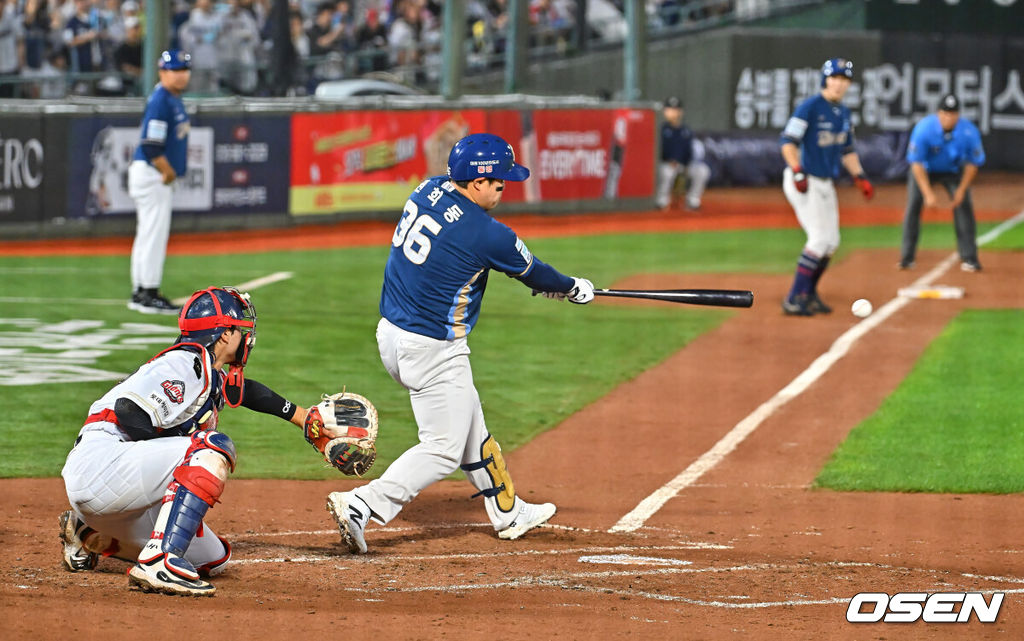 25일 부산 사직야구장에서 2026 신한 SOL KBO 리그 롯데 자이언츠와 NC 다이노스의 경기가 열렸다. 홈팀 롯데는 이민석이, 방문팀 NC는 토다가 선발 출전했다.NC 다이노스 권희동이 3회초 무사 2,3루 좌익수 앞 2타점 안타를 치고 있다. 2026.06.25 / foto0307@osen.co.kr
