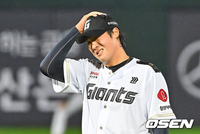 [OSEN=부산, 이석우 기자] 25일 부산 사직야구장에서 2026 신한 SOL KBO 리그 롯데 자이언츠와 NC 다이노스의 경기가 열렸다. 홈팀 롯데는 이민석이, 방문팀 NC는 토다가 선발 출전했다.롯데 자이언츠 선발 투수 이민석이 3회초 2사 2루 NC 다이노스 김휘집에게 볼넷을 허용하고 아쉬워하고 있다. 2026.06.25 / foto0307@osen.co.kr