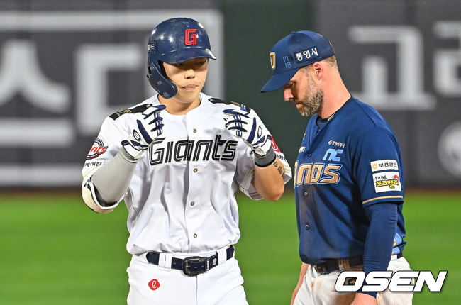 [OSEN=부산, 이석우 기자] 25일 부산 사직야구장에서 2026 신한 SOL KBO 리그 롯데 자이언츠와 NC 다이노스의 경기가 열렸다. 홈팀 롯데는 이민석이, 방문팀 NC는 토다가 선발 출전했다.롯데 자이언츠 고승민이 4회말 무사 3루 우익수 앞 1타점 안타를 치고 세리머니를 하고 있다. 2026.06.25 / foto0307@osen.co.kr